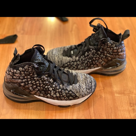 LeBron basketball shoes - Picture 1 of 3